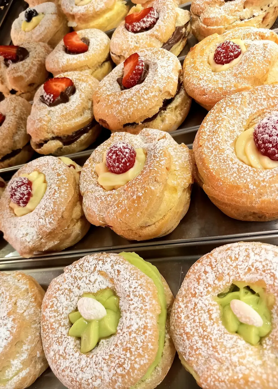 dolcetti-crema-lamponi-fragole-pasticceria-fresca