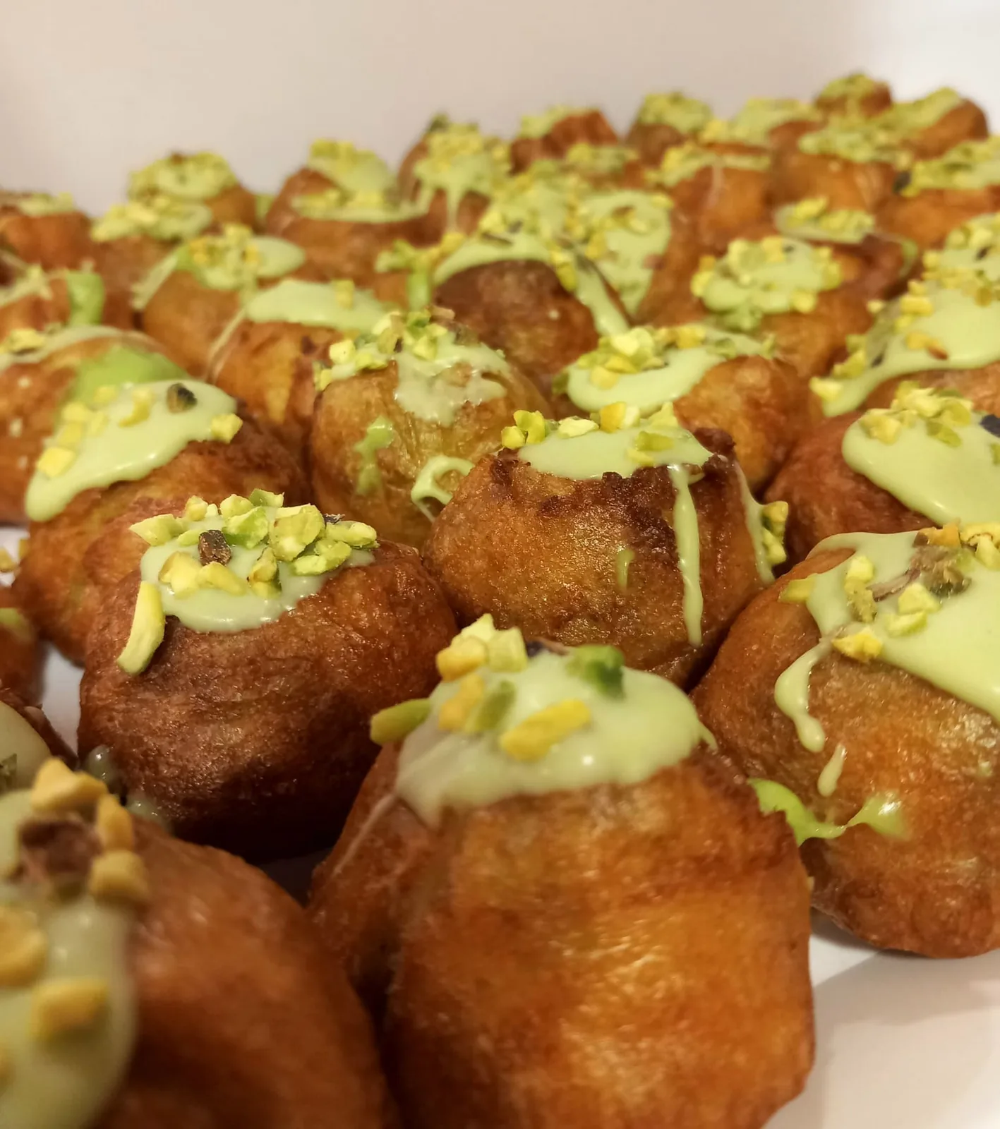 dolcetti-lievitati-glassa-pistacchio-pasticceria-fresca