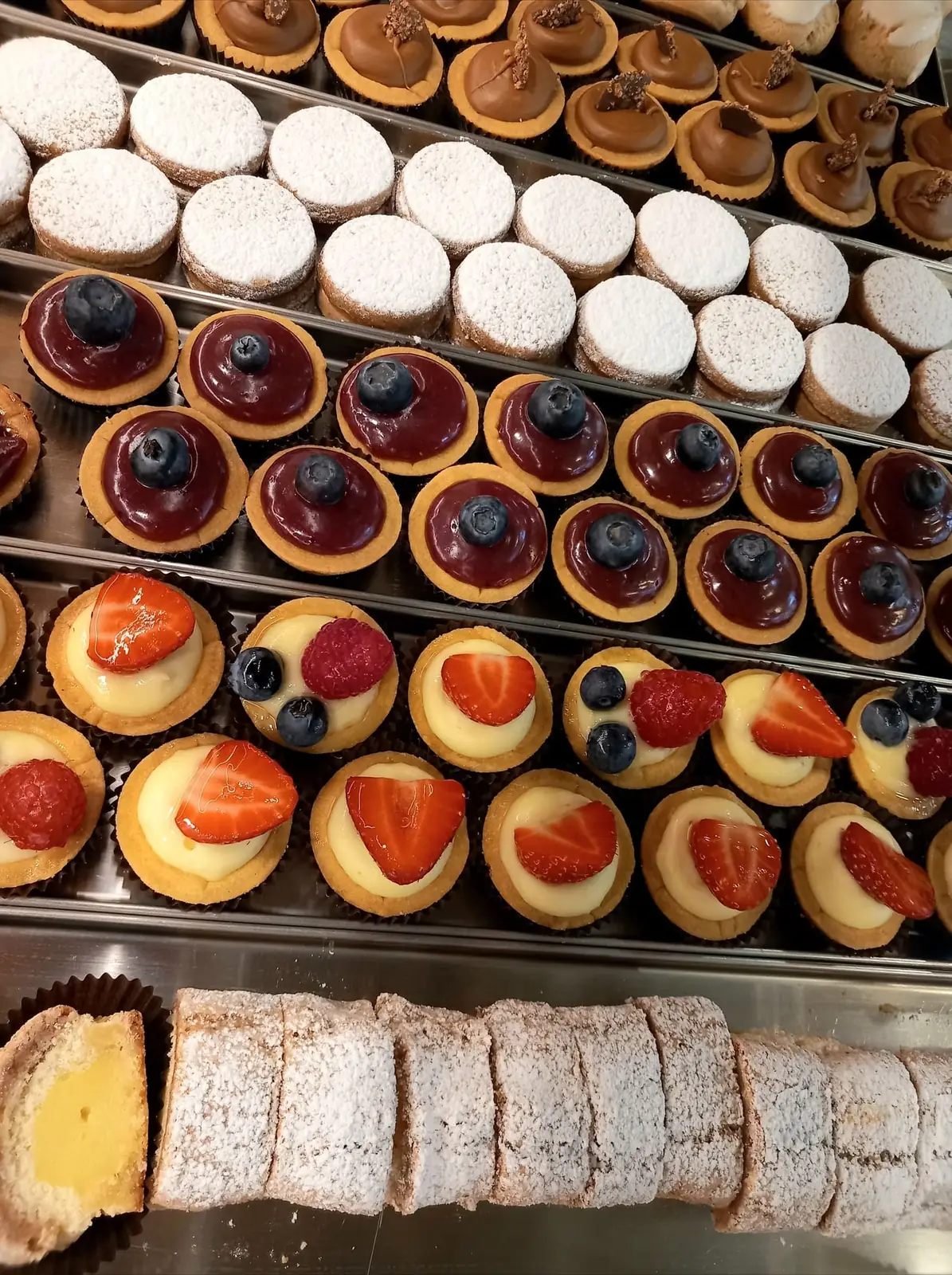 tartellette-frutti-di-bosco-rotolini-crema-recoaro