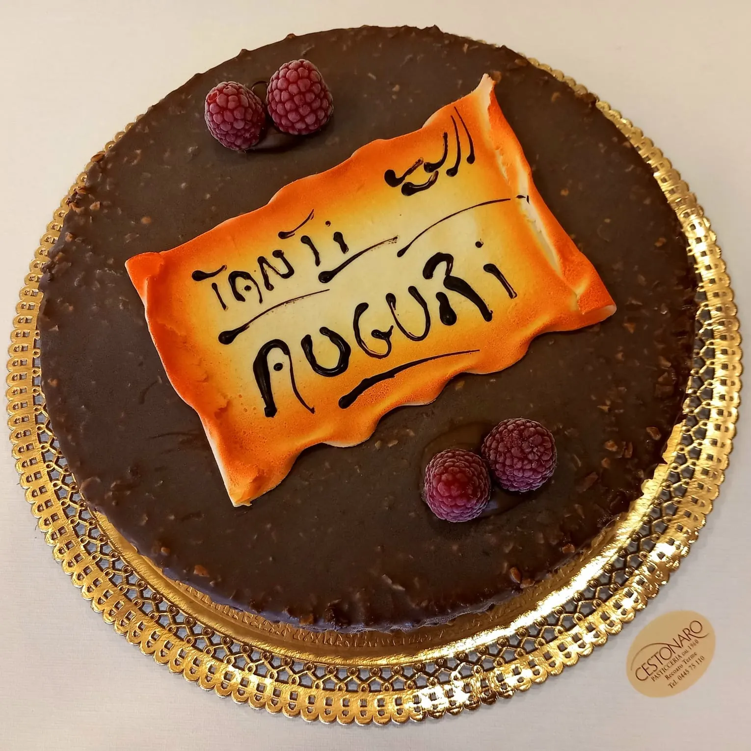 torta-cioccolato-lamponi-targa-arancione-auguri