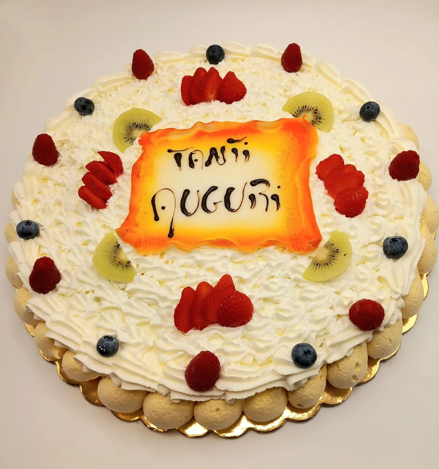 torta-compleanno-panna-frutta-tanti-auguri-recoaro